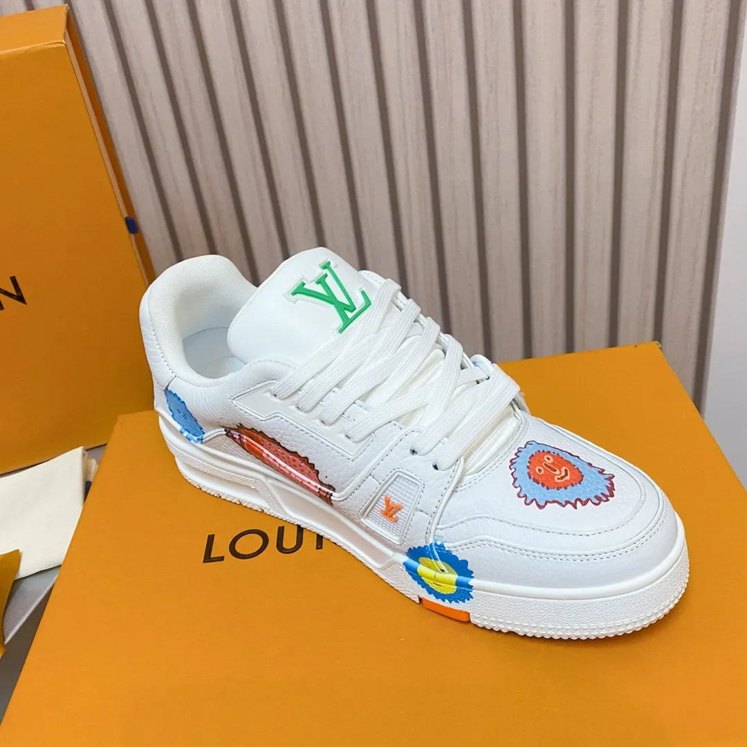 👟👟Ex-factory price 840👟👟 Lujia LV Trainer series Classic hot-selling sneakers are originally developed and heavily invested in quality building. The eye-catching innovation in the upgrading and re-engineering project. The upper is made of finely selected calf leather. Craftsmanship details: topstitching, handwritten notes. LV letters on the tongue and side. Handwritten Louis Vuitton logo on the side. Luggage tag on the side. LV on the back. U👟👟Ex-factory price cycling upcycled logo The outsole is decorated with Monogram flowers The outsole is all original T👟👟Ex-factory price U material, extremely high-grade and super wear-resistant Sixe: 35~46